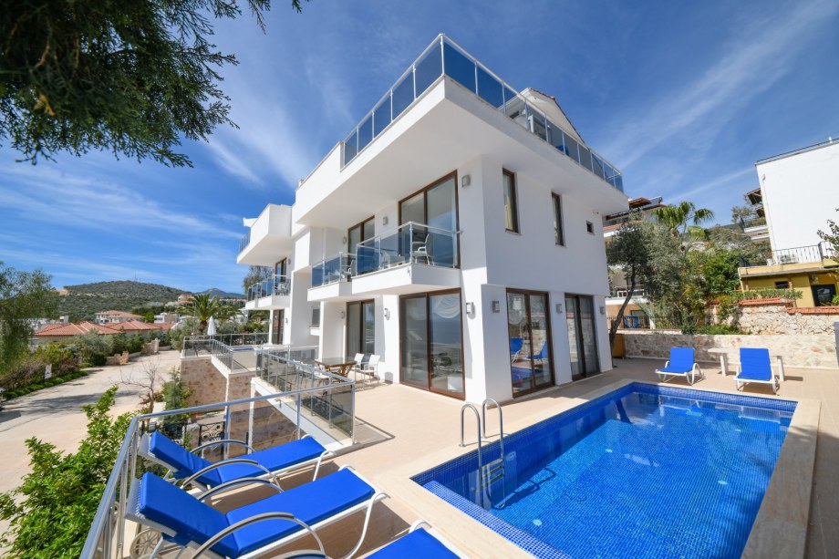 2 and 3 bedroom apartments with own pools in Kalkan