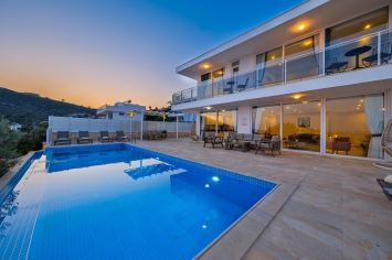 4 bedroom villa with pool for holiday rental